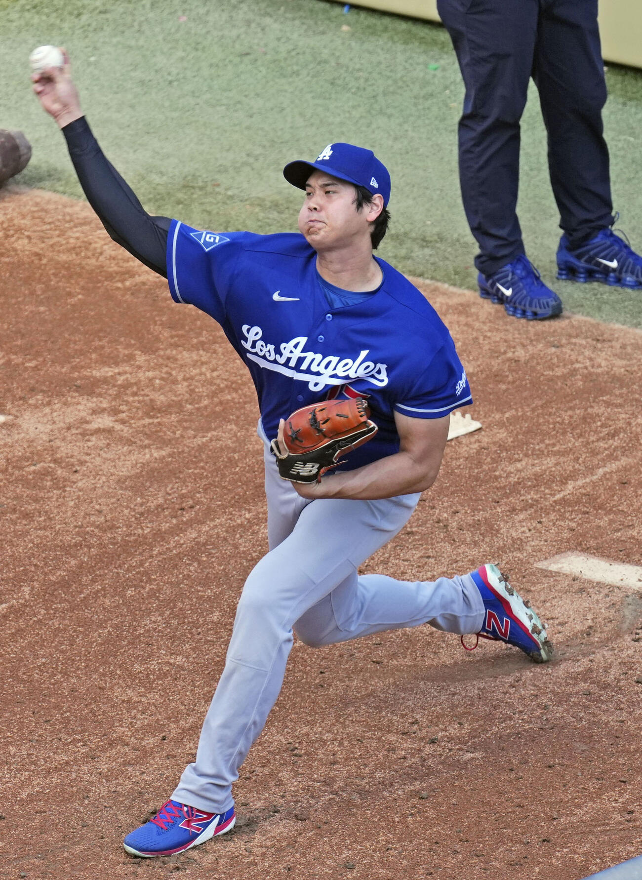 ブルペンで投球練習するドジャース大谷（共同）