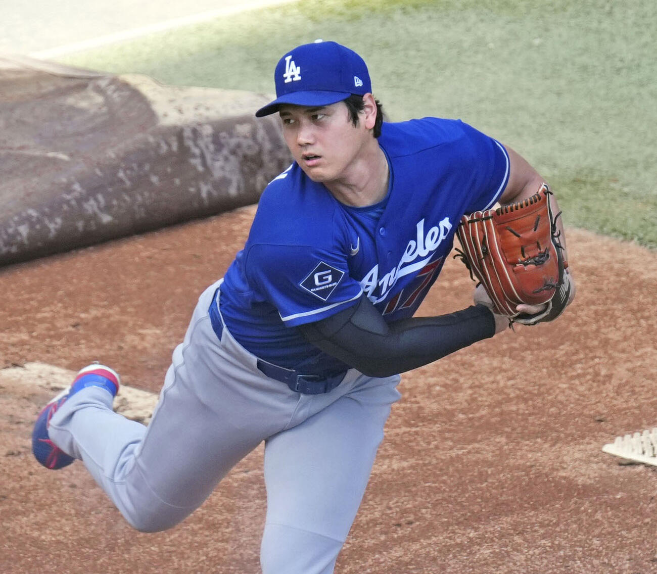 ブルペンで投球練習するドジャース・大谷＝サンディエゴ（共同）