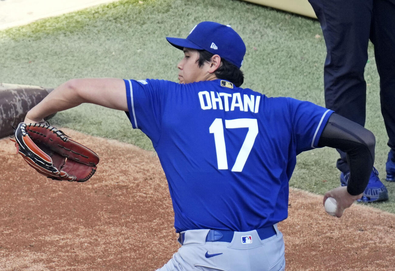 ブルペンで投球練習するドジャース・大谷＝サンディエゴ（共同）