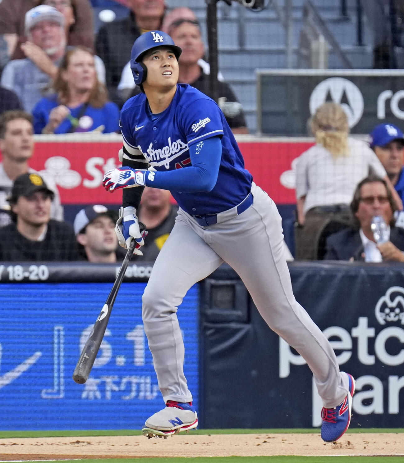 パドレス戦の1回、左飛に倒れたドジャース大谷（共同）