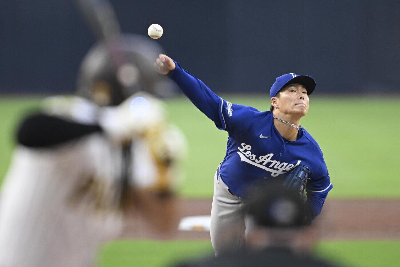 パドレス戦で力投するドジャース山本由伸（ロイター）