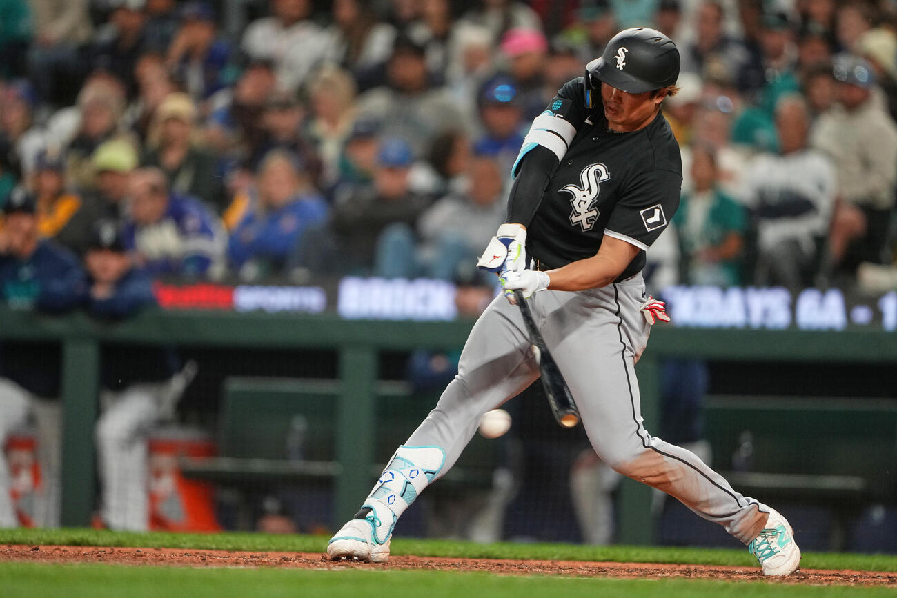 Chicago White Sox's Munetaka Murakami hits a single against the Seattle Mariners during the eighth inning of a baseball game, Monday, May 18, 2026, in Seattle. (AP Photo／Lindsey Wasson)