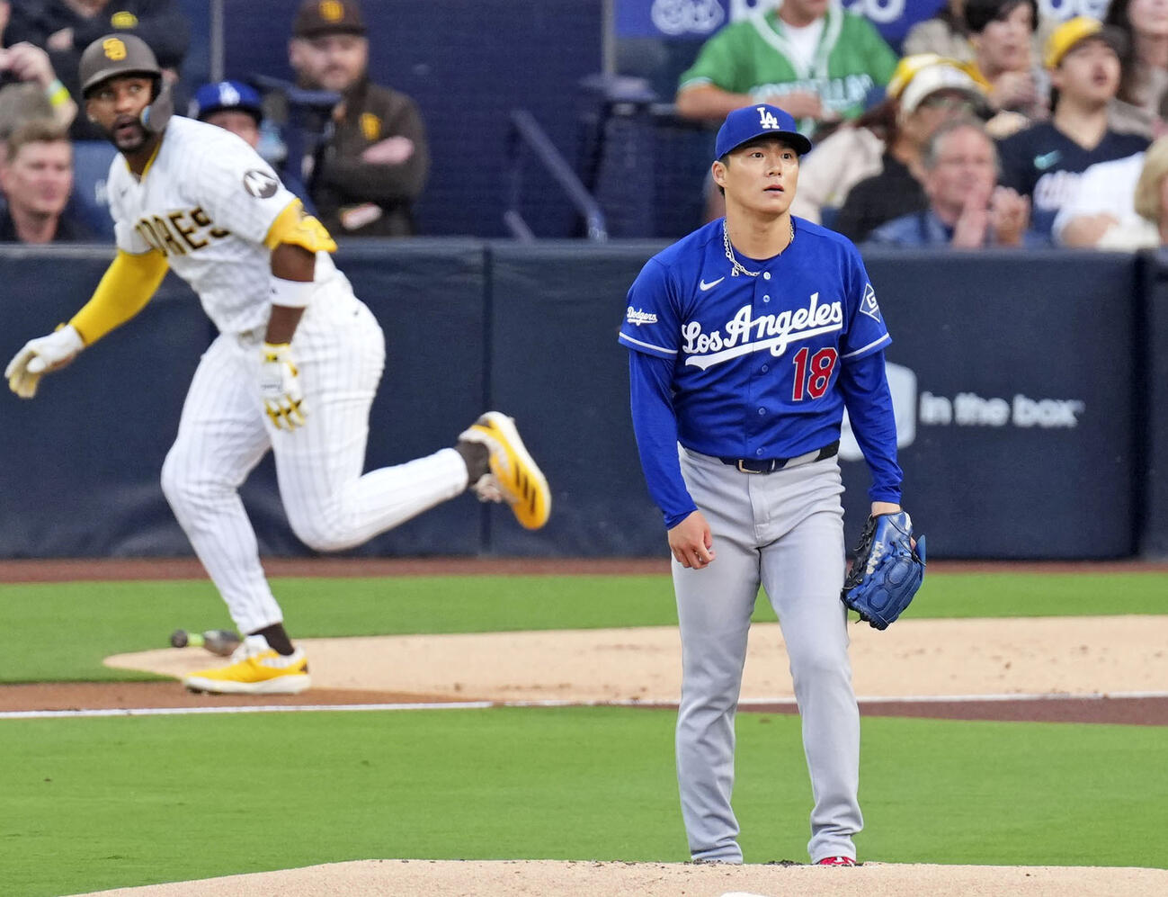 パドレス戦の1回、アンドゥハー（左）に先制ソロを浴びたドジャース山本（共同）