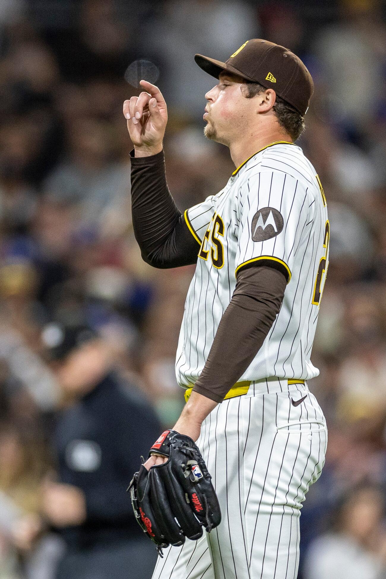 ドジャース戦の9回、最後のアウトを取った後のパドレスのミラー（AP）