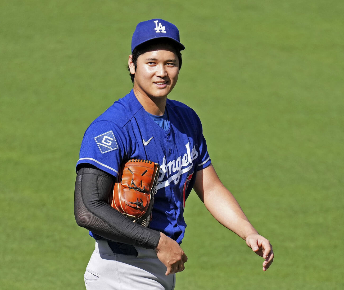 ブルペンでの投球練習を終え、笑顔のドジャース・大谷＝サンディエゴ（共同）