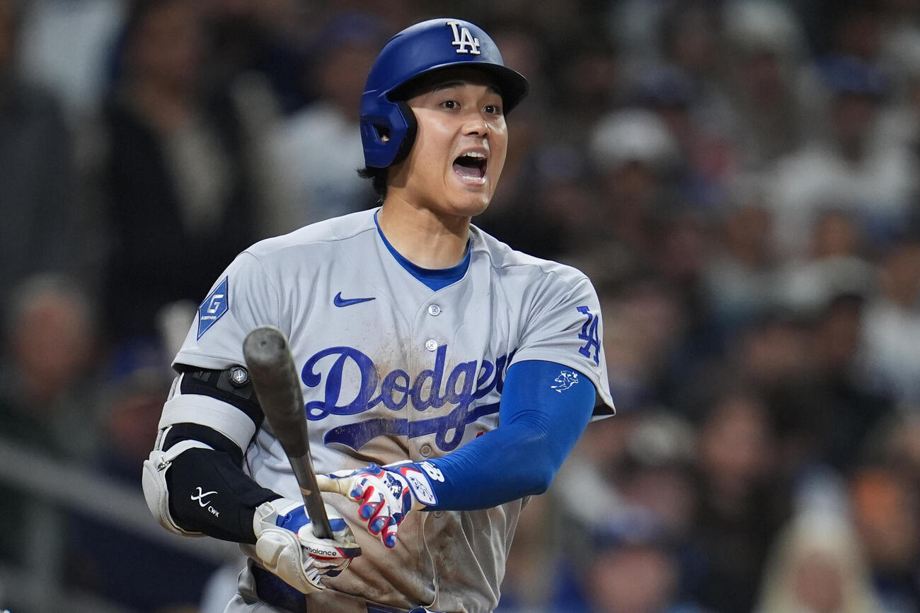 8回、ファウルボールを打った後、叫ぶドジャース大谷翔平（AP）