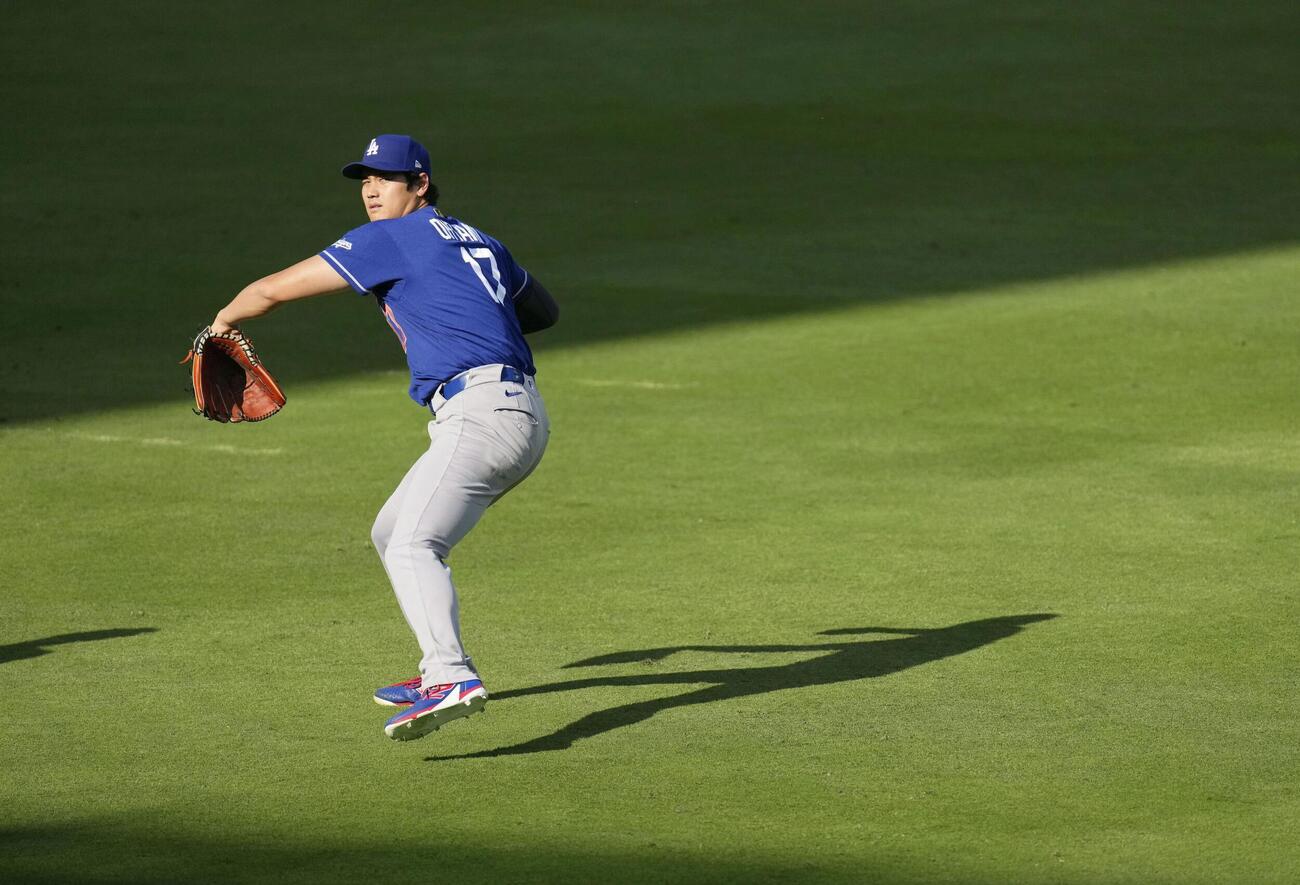 キャッチボールで調整するドジャース大谷（共同）