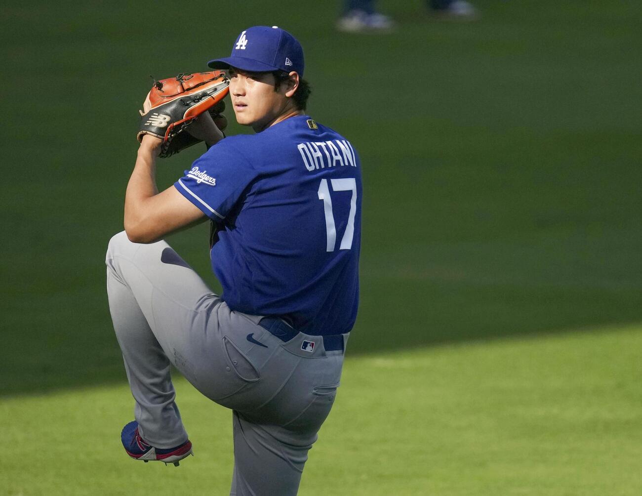 キャッチボールで調整するドジャース大谷（共同）