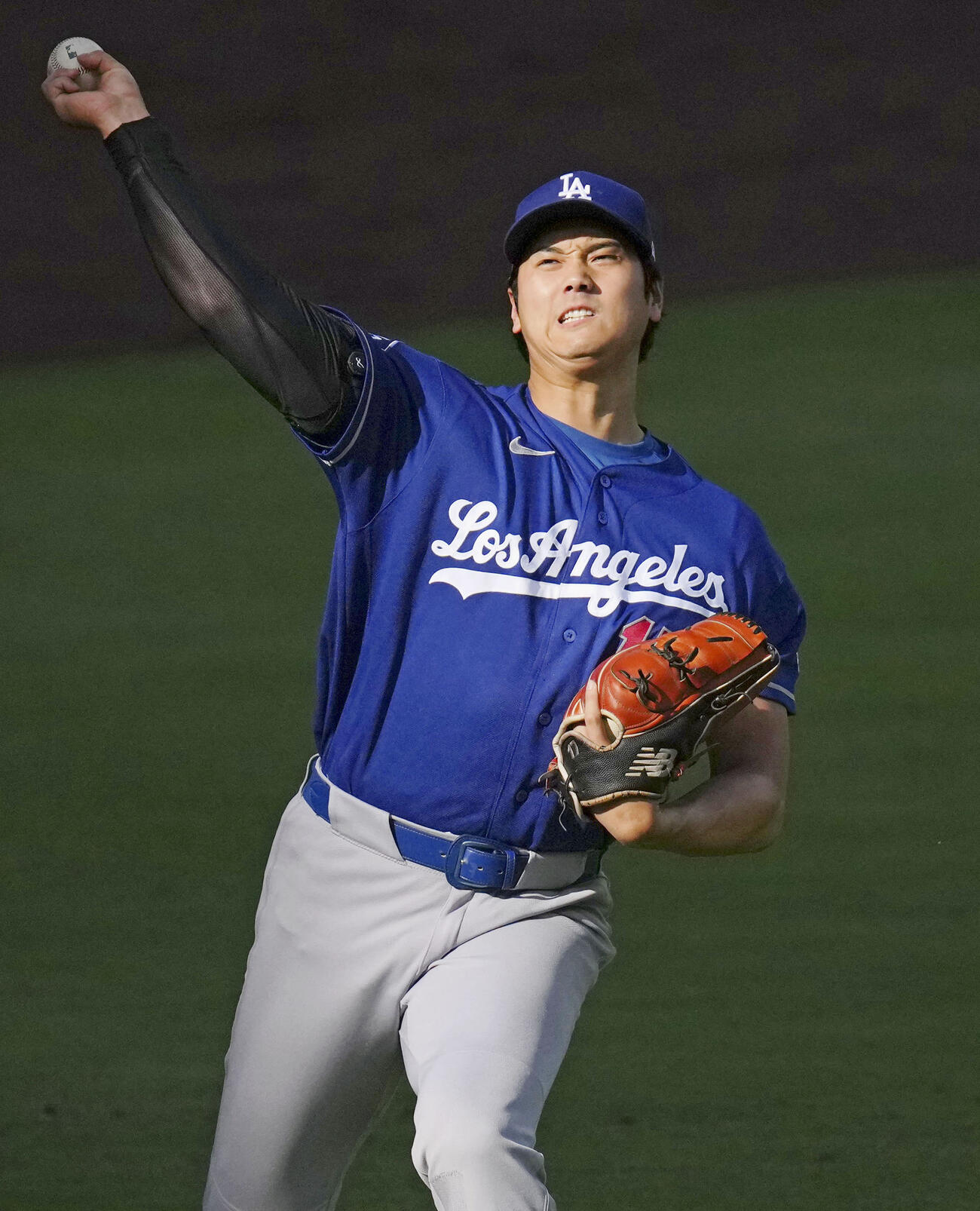 キャッチボールで調整するドジャース大谷（共同）