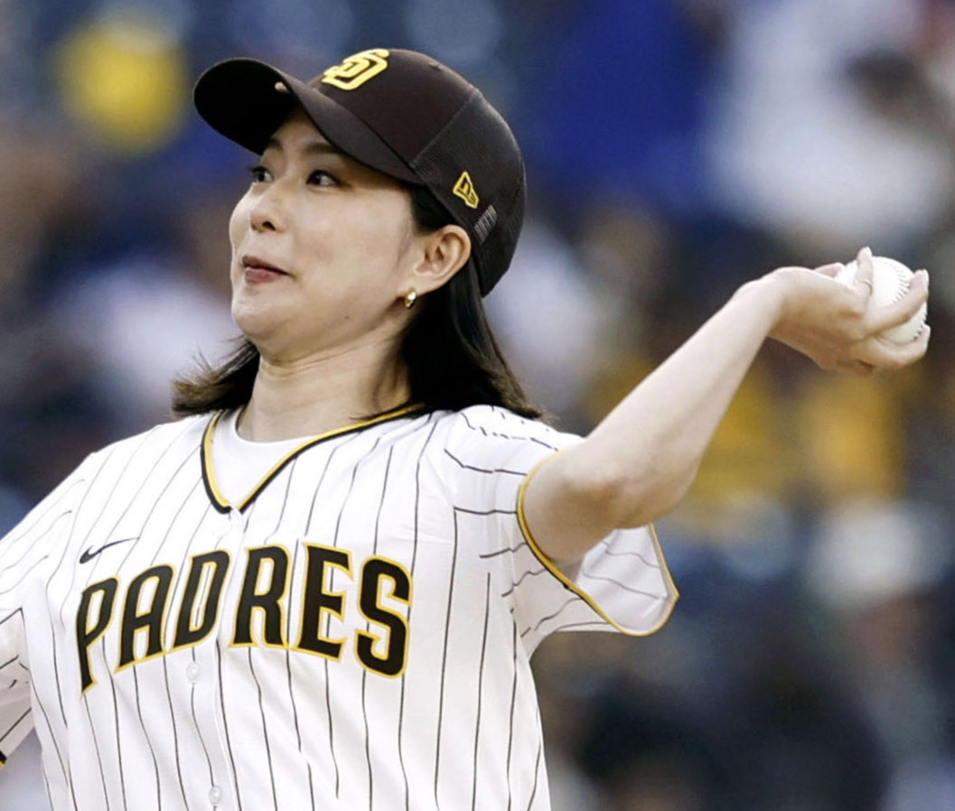 パドレス－ドジャース戦で、始球式を務める石川佳純さん＝サンディエゴ（共同）