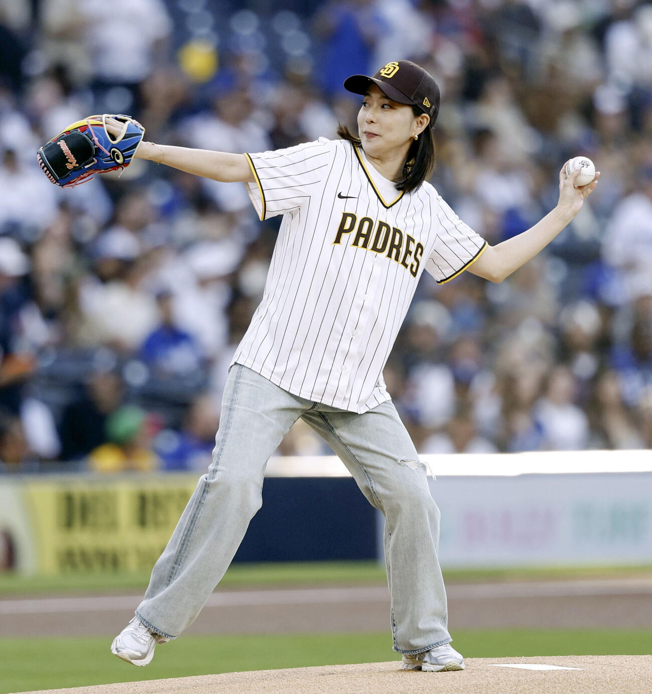 パドレス－ドジャース戦で、始球式を務める石川佳純さん＝サンディエゴ（共同）