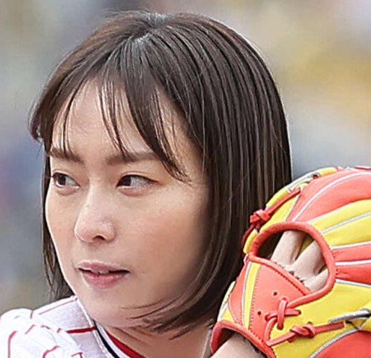 2024年4月6日のヤクルト対阪神で始球式を務めた石川佳純さん