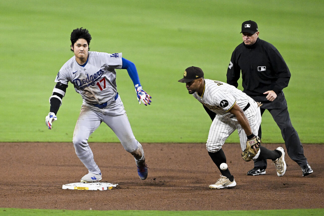 この日2本目の二塁打を放ったドジャース大谷翔平は、ヘルメットを飛ばすほどの激走を見せて二塁まで到達（ロイター）