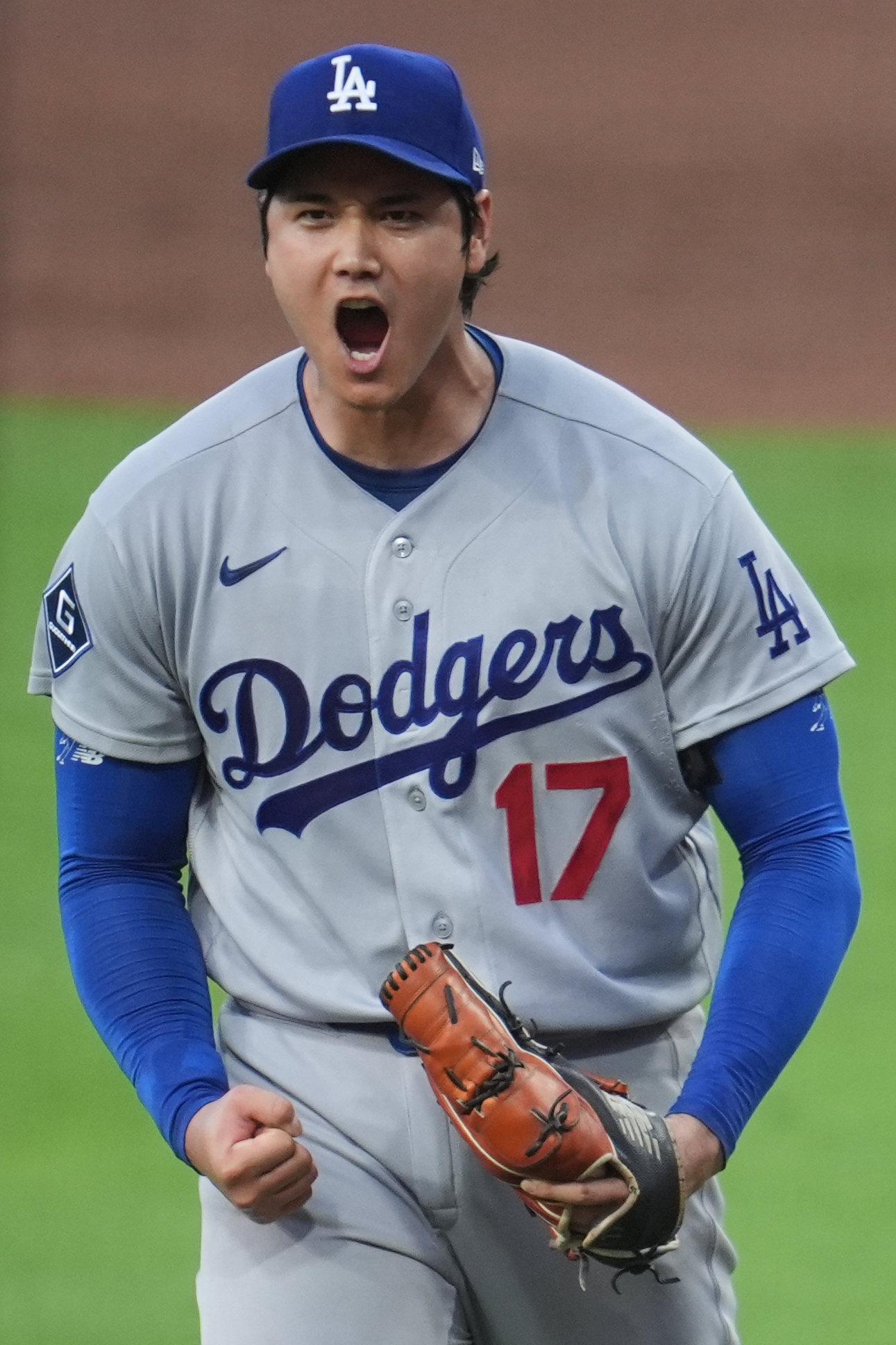 5回のピンチを無失点に抑え吠えるドジャース大谷(AP)