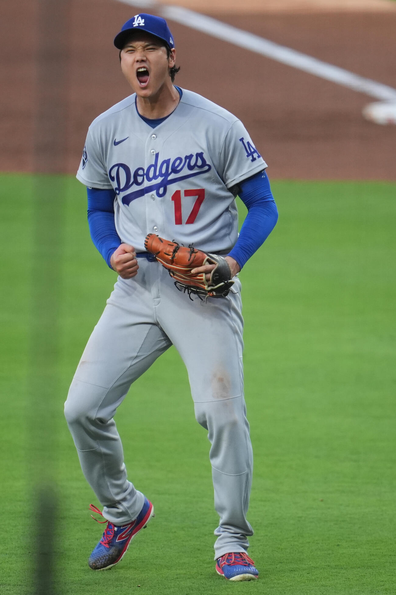5回のピンチを無失点に抑え吠えるドジャース大谷(AP)