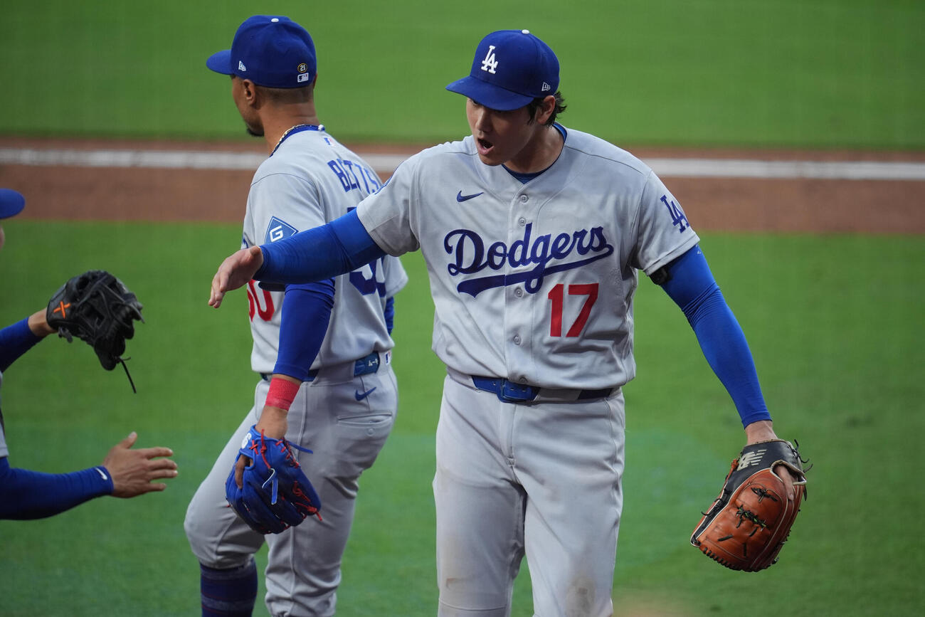 5回のピンチを無失点に抑え吠えたドジャース大谷(AP)