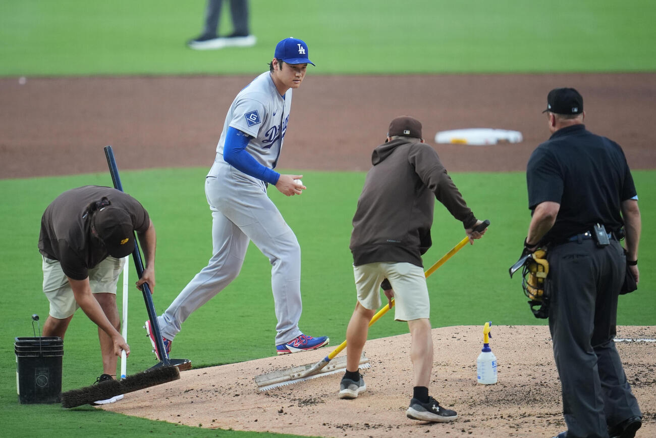 パドレス戦に登板し、マウンドをならしてもらうドジャース大谷翔平（AP）