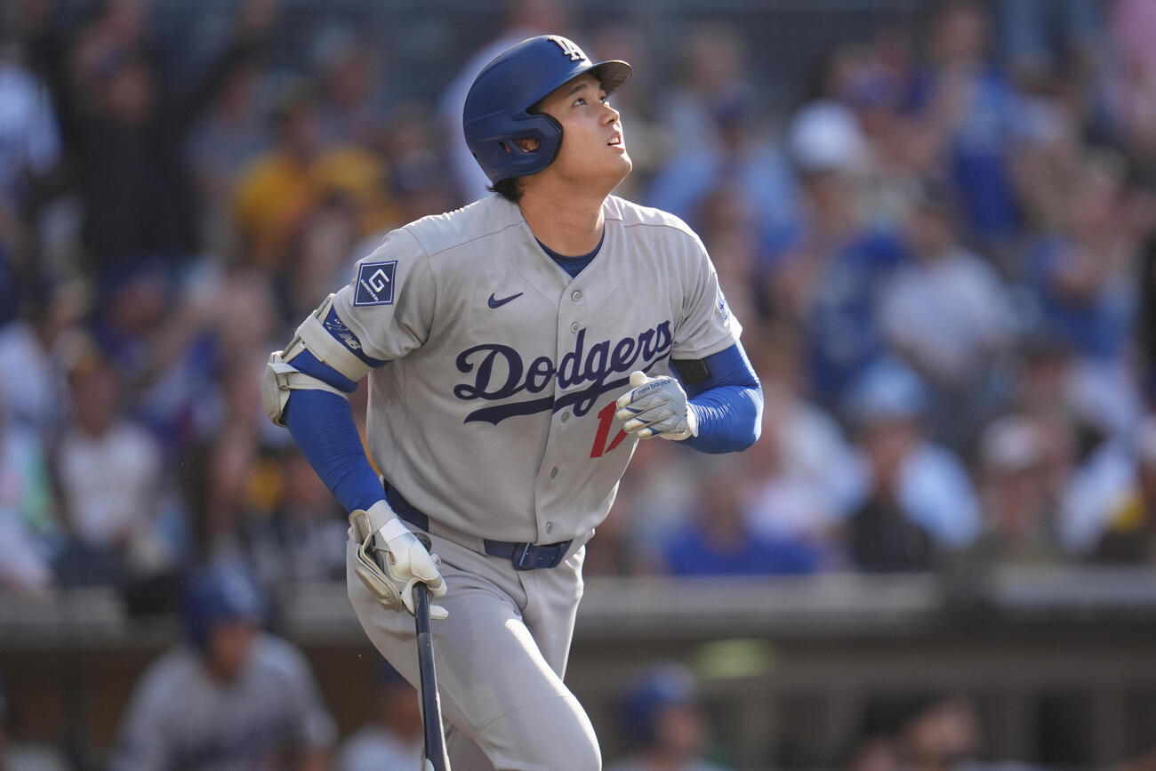 パドレス戦1回、先頭打者ホームランを放つドジャース大谷翔平（AP）