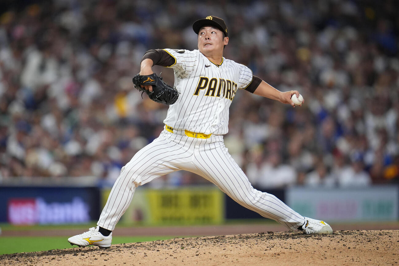 ドジャース戦で力投するパドレス松井裕樹（AP）