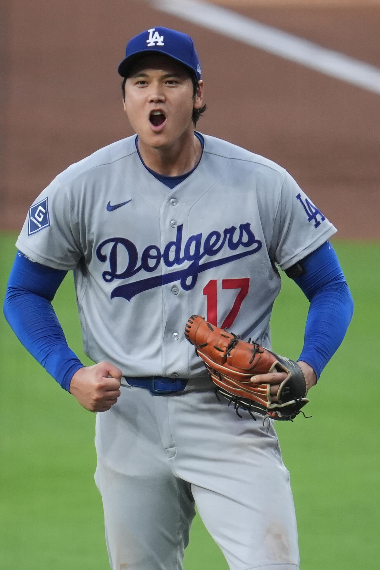 5回のピンチを無失点に抑え吠えるドジャース大谷(AP)