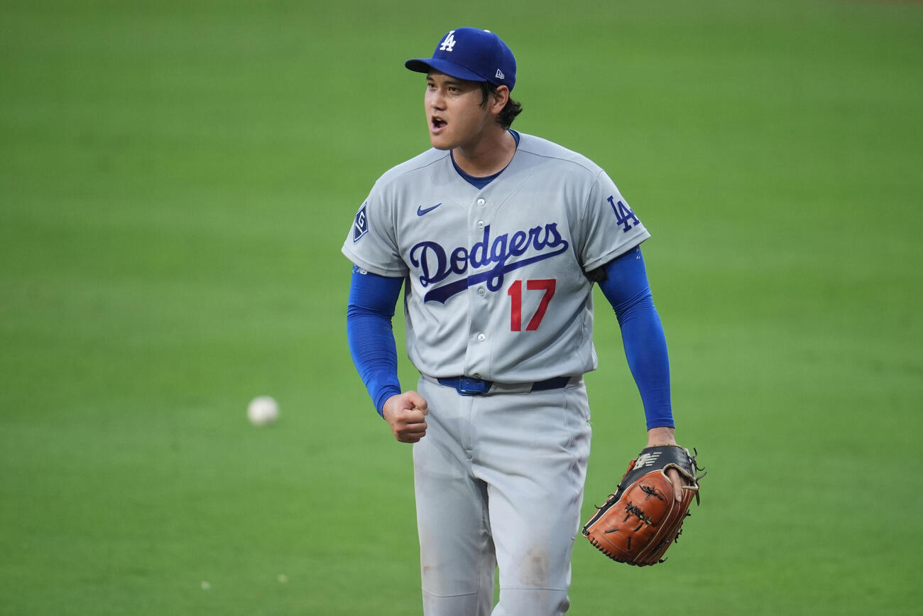 5回を投げ終え、ほえるドジャース大谷翔平（AP）