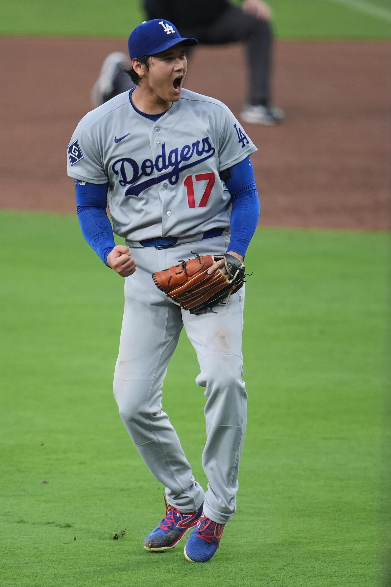 5回のピンチを無失点に抑え吠えるドジャース大谷(AP)