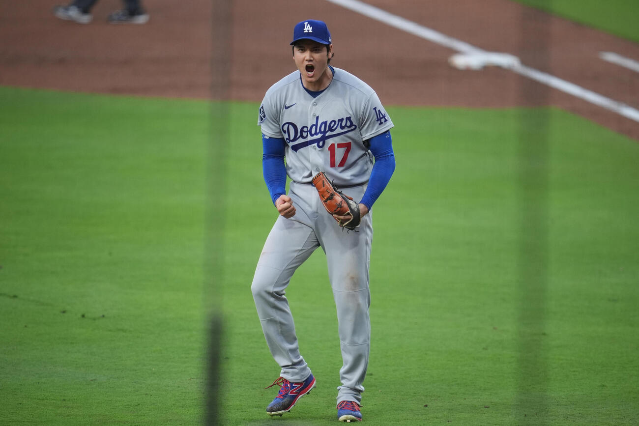 5回を投げ終え、ほえるドジャース大谷翔平（AP）