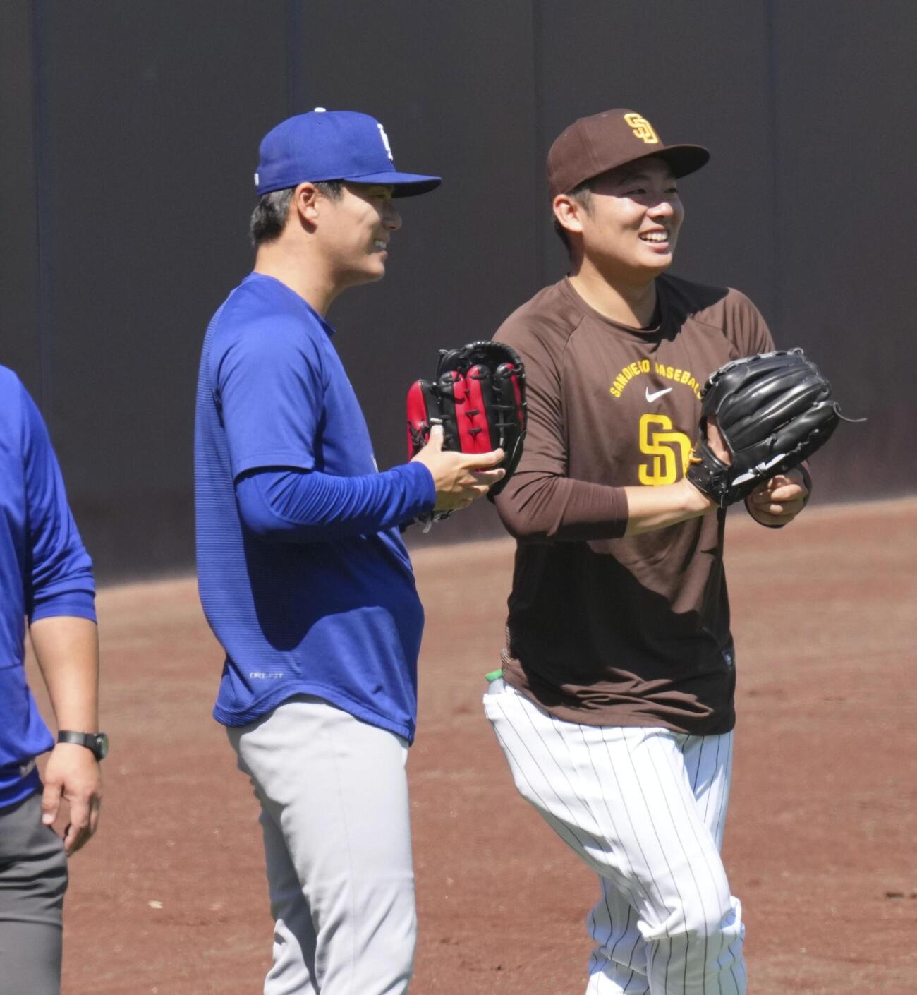 試合前に談笑するドジャース山本（左）とパドレス松井（共同）
