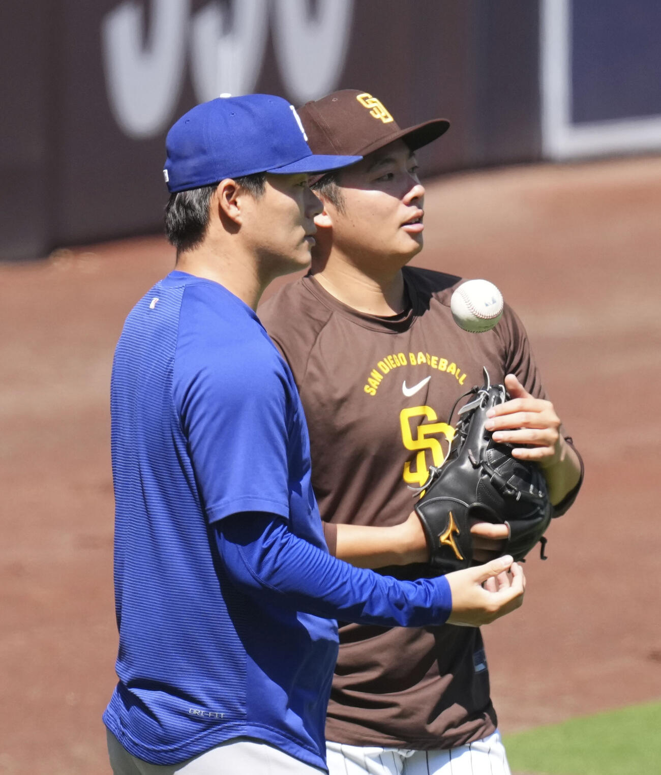 試合前に言葉を交わすドジャース山本（左）とパドレス松井（共同）