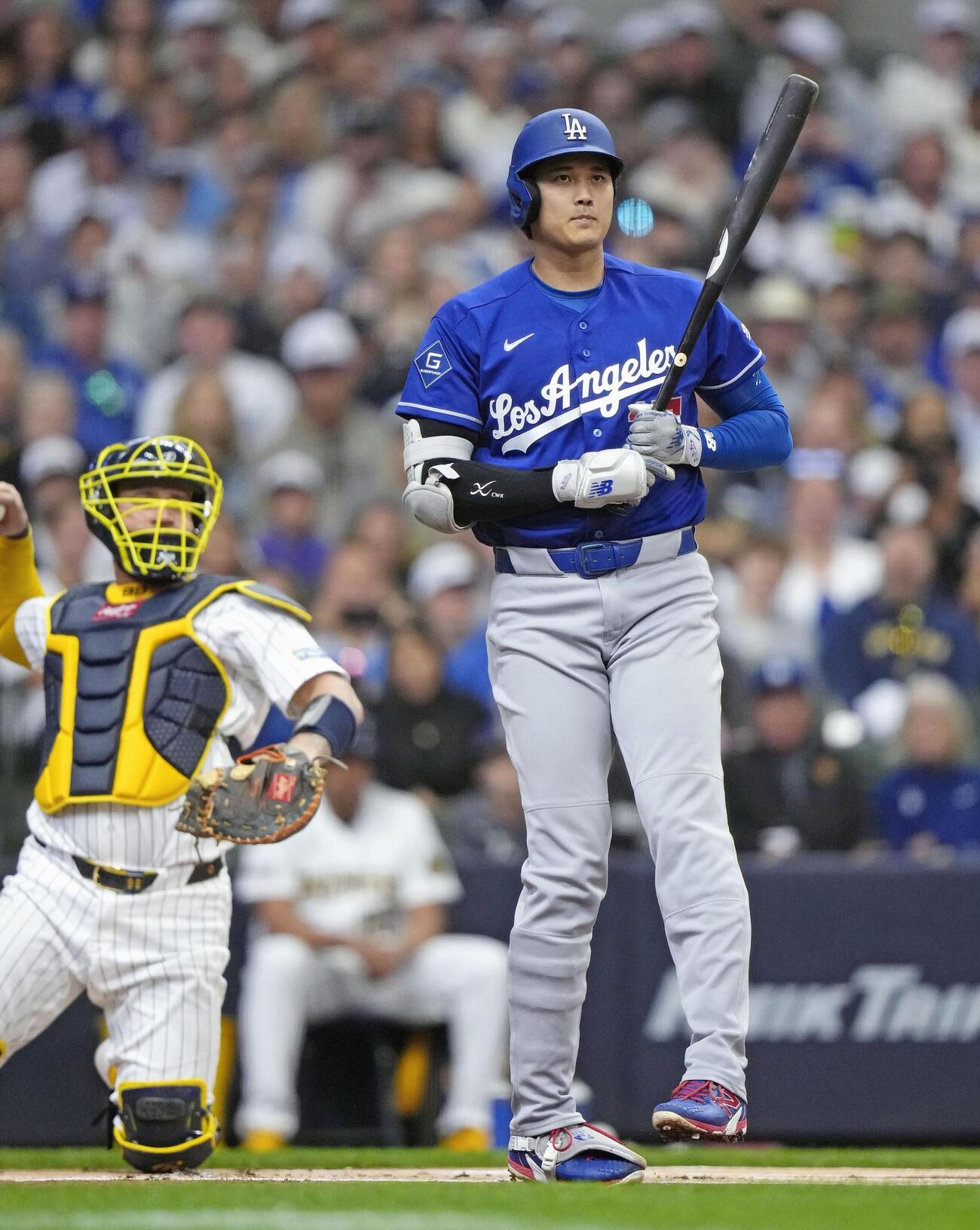 ブルワーズ戦の1回、見逃し三振に倒れたドジャース大谷（共同）