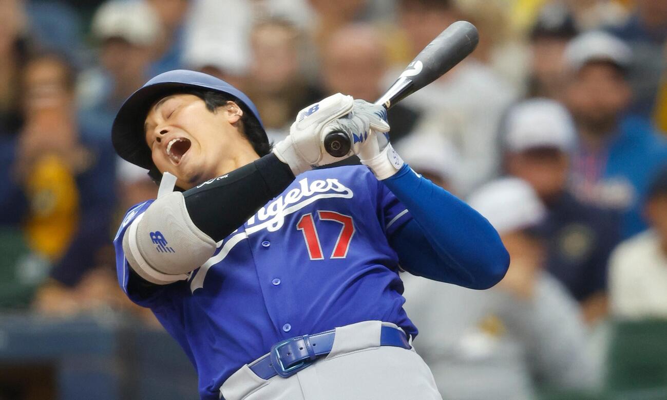 内角球をよけるドジャース大谷翔平（AP）