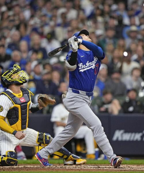ブルワーズ戦の3回、二飛に倒れるドジャース大谷(共同)