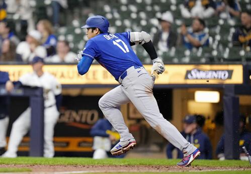 ブルワーズ戦の9回、右前適時打を放ち駆け出すドジャース大谷(共同)