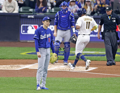 ブルワーズ戦の1回、先制二塁打を許したドジャース佐々木。左から3人目は生還するチョウリオ(共同)