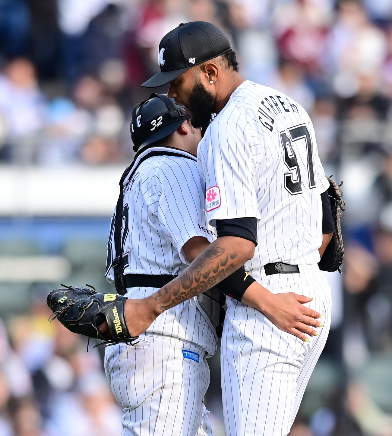 ロッテ時代、捕手佐藤都志也（左）と抱き合うゲレーロ（25年4月撮影）