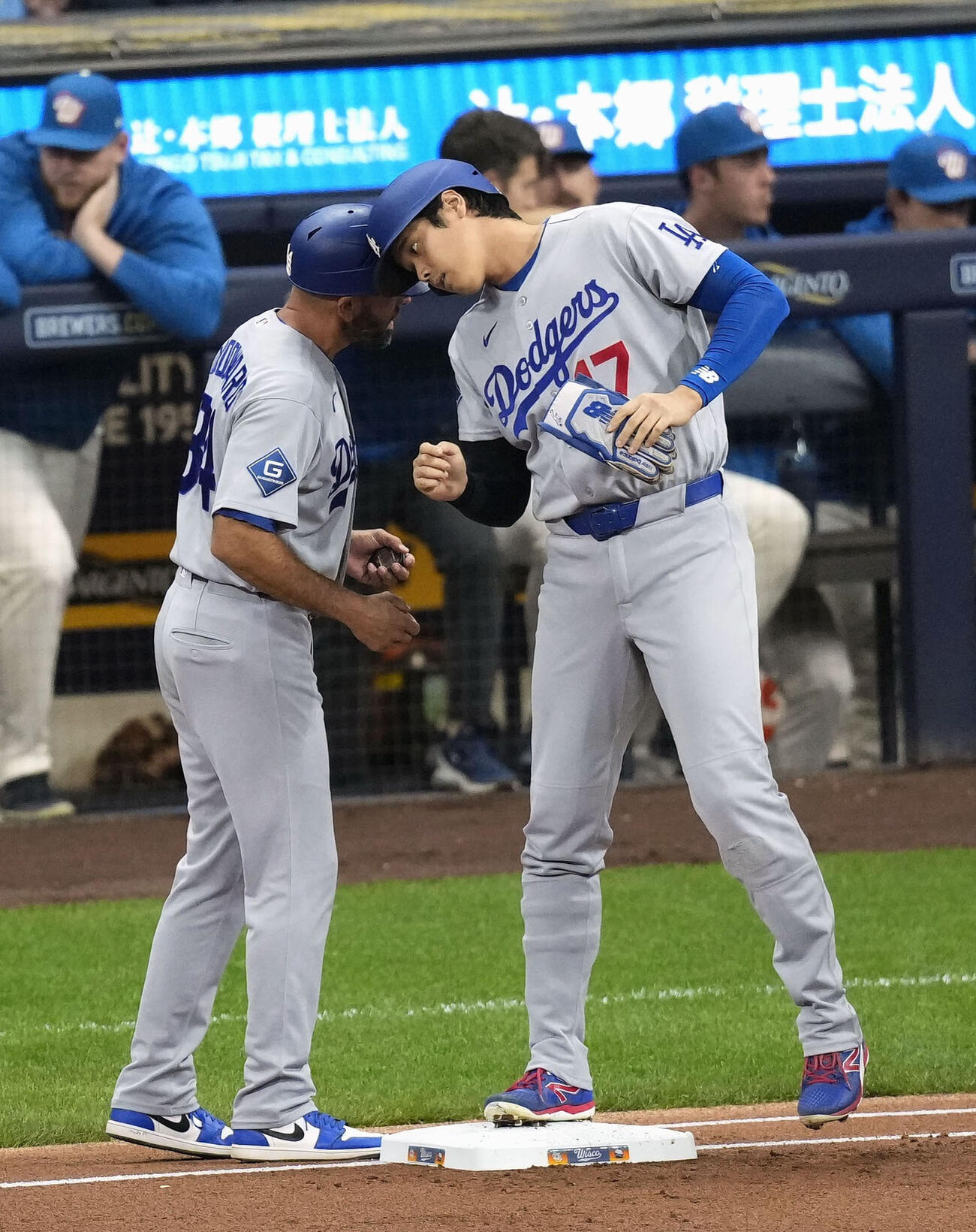 ブルワーズ戦の1回、四球を選び出塁したドジャース大谷（共同）