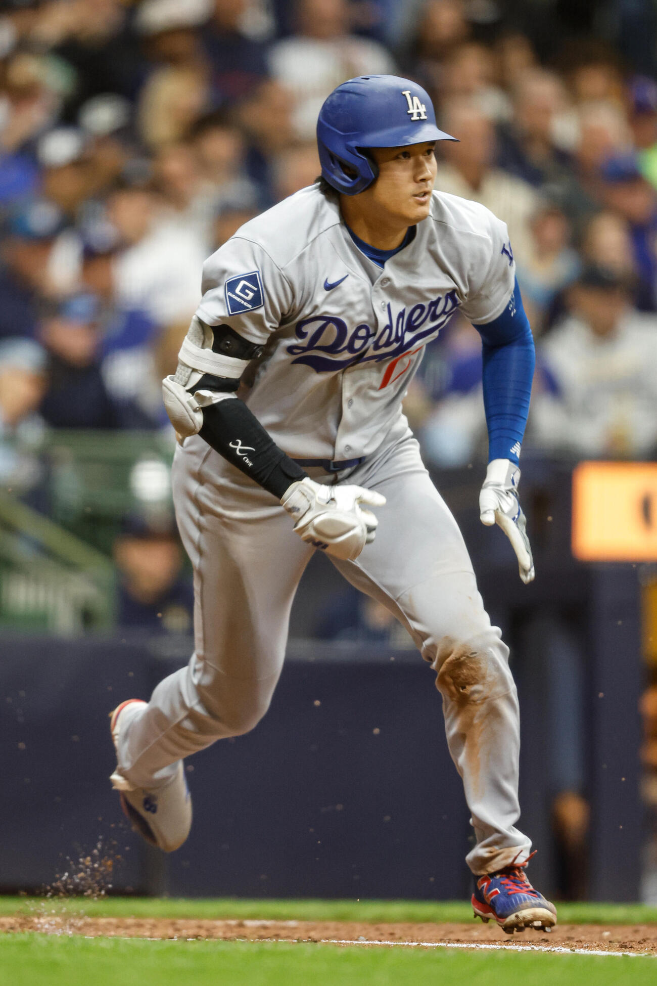 ブルワーズ戦の4回、右前打を放ち駆け出すドジャース大谷（AP）
