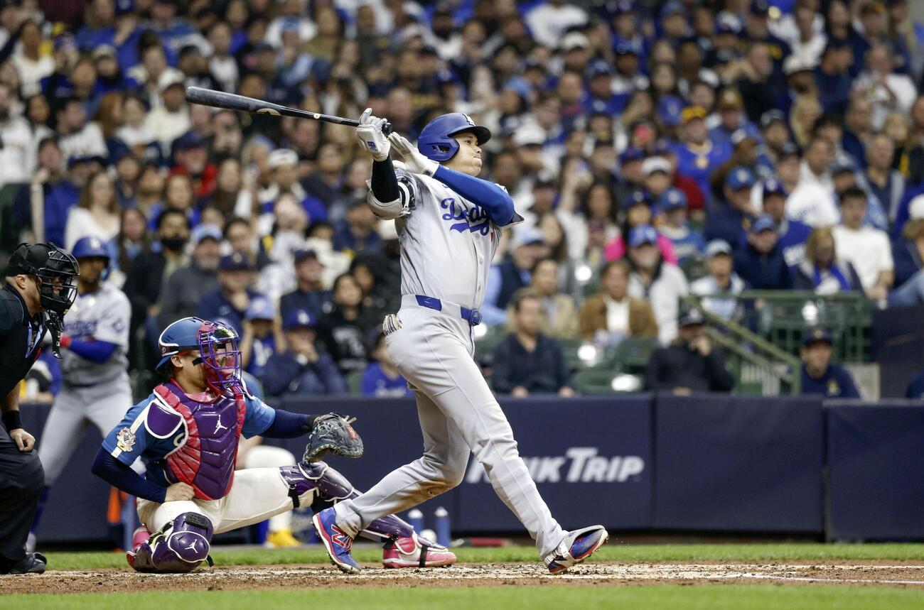 ブルワーズ戦の4回、右前打を放つドジャース大谷（共同）