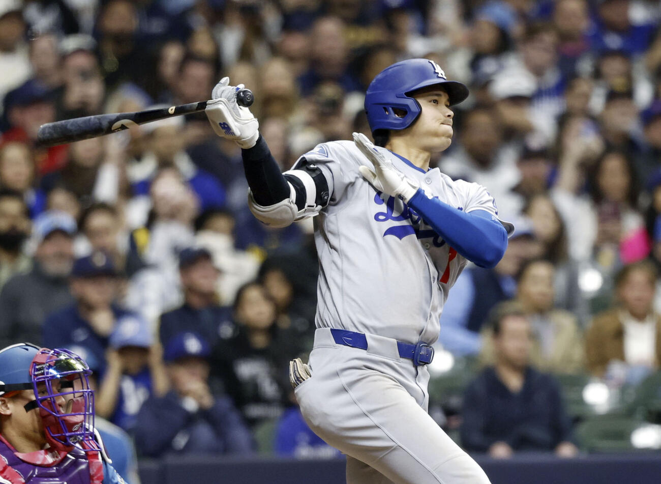 ブルワーズ戦の4回、右前打を放つドジャース大谷（共同）