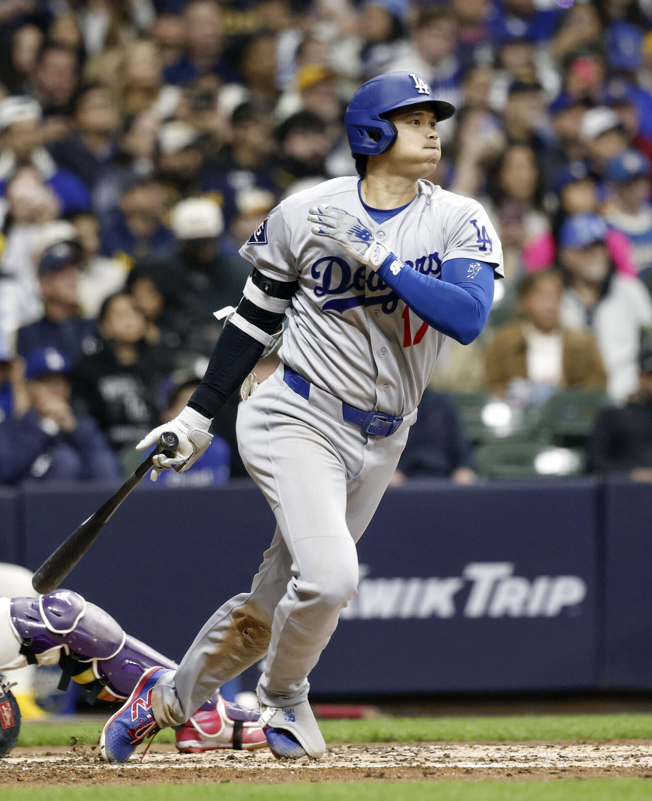 ブルワーズ戦の4回、右前打を放つドジャース大谷（共同）