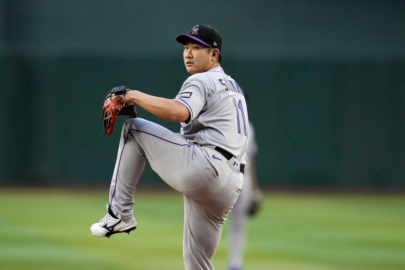 ダイヤモンドバックス戦で力投するロッキーズ菅野智之（AP）