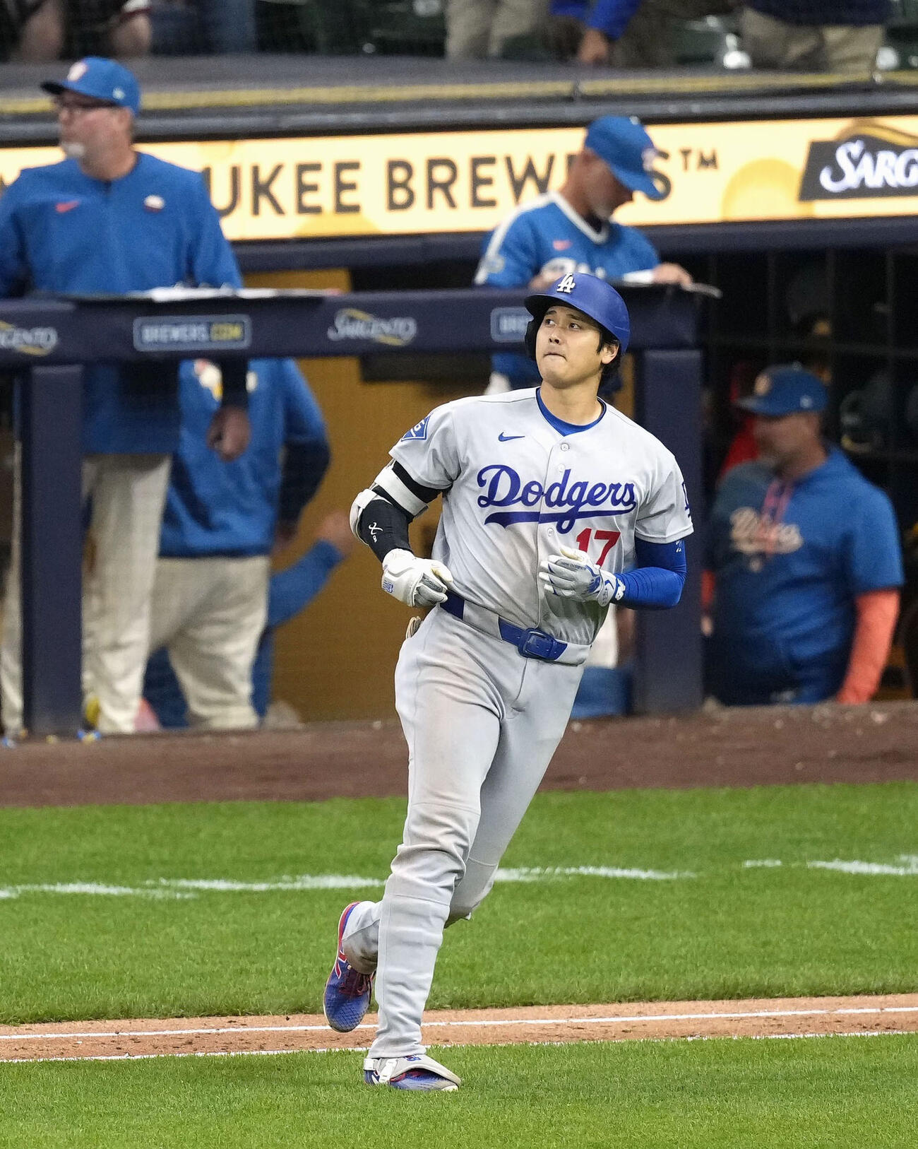 ブルワーズ戦の9回、左飛に倒れたドジャース・大谷＝ミルウォーキー（共同）