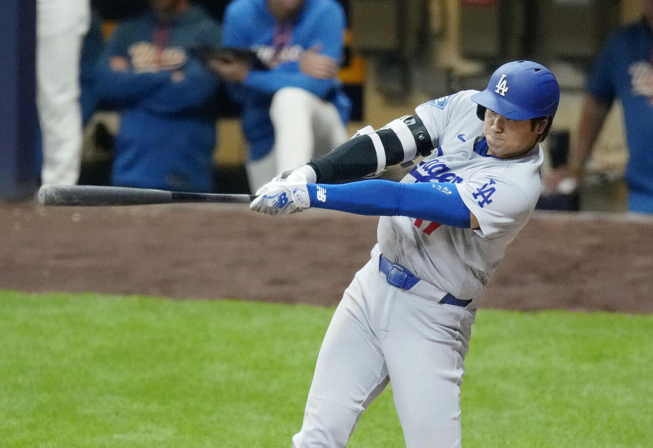ブルワーズ戦の4回、右前打を放つドジャース大谷（共同）