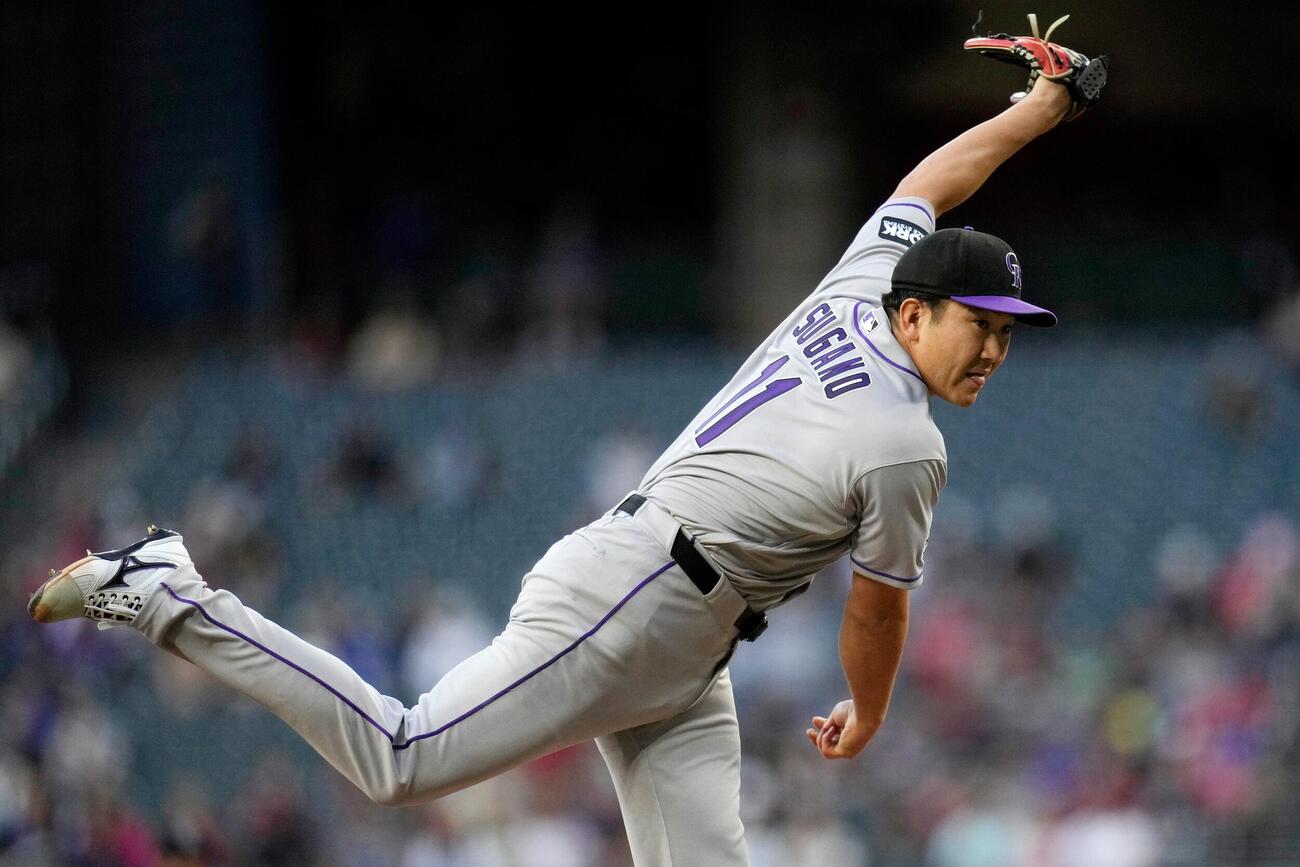 ダイヤモンドバックス戦で力投するロッキーズ菅野智之（AP）