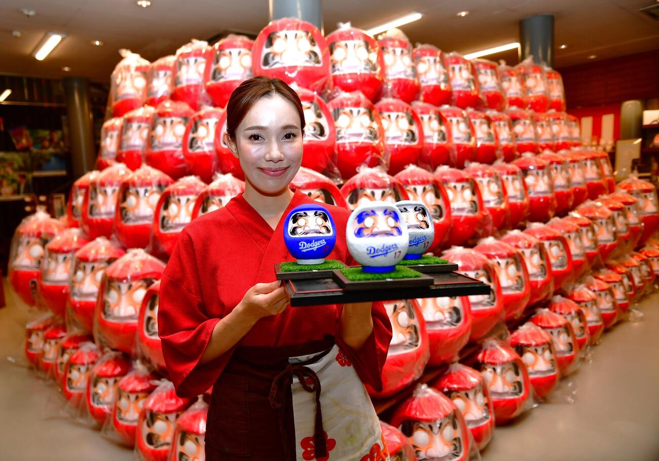 ドジャース大谷翔平とのコラボレーション高崎だるまを持つ大門屋の5代目、中田千尋社長