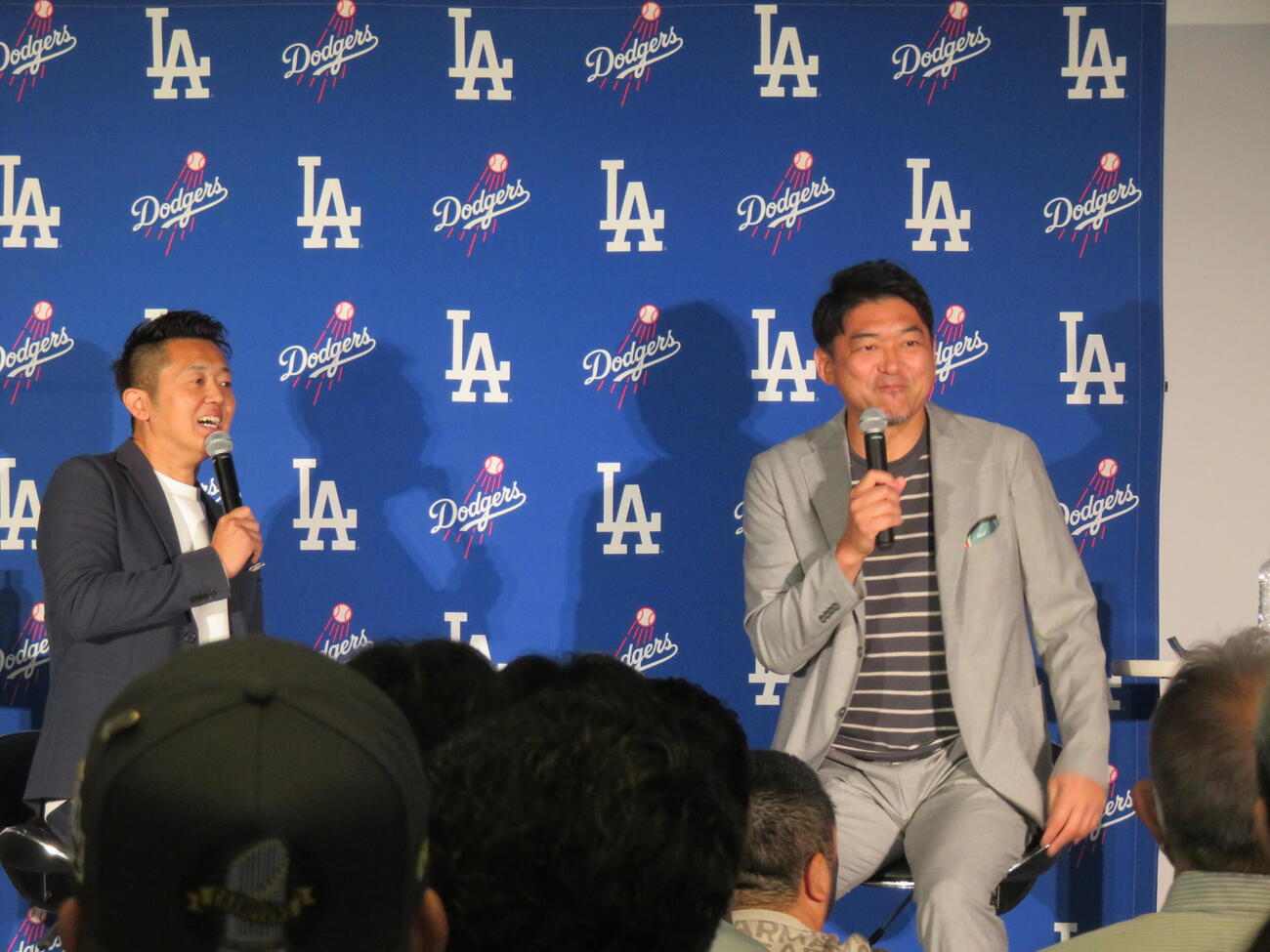 ドジャースの日本向けファンクラブのイベントに参加した、ドジャースOBの斎藤隆さん（右）