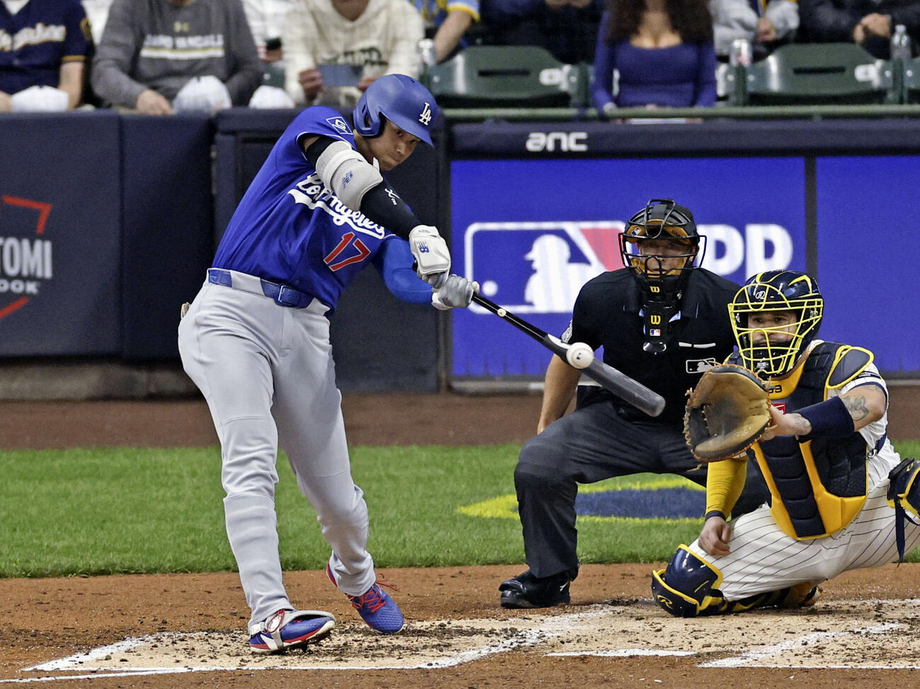 ブルワーズ戦の3回、二飛に倒れるドジャース大谷（共同）