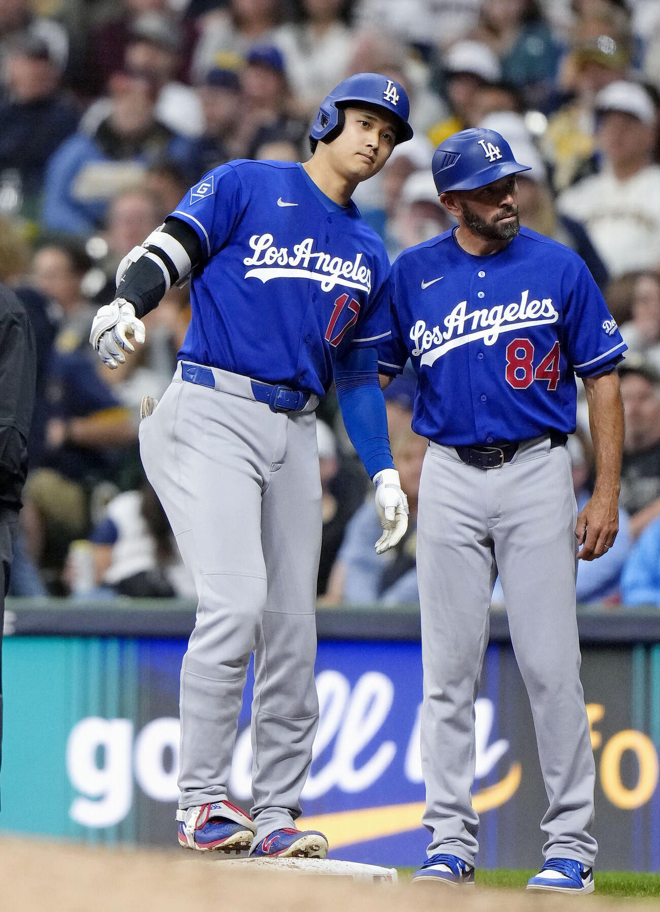 ブルワーズ戦の7回、中前打で出塁したドジャース・大谷（左）＝ミルウォーキー（共同）