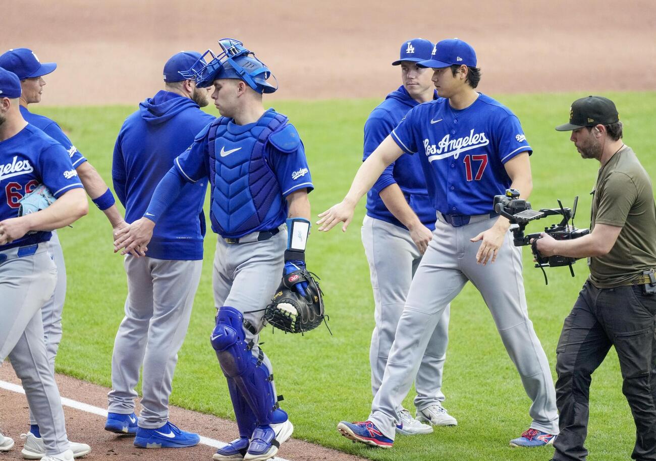 ブルワーズに勝利し、タッチを交わすドジャース・大谷（17）＝ミルウォーキー（共同）