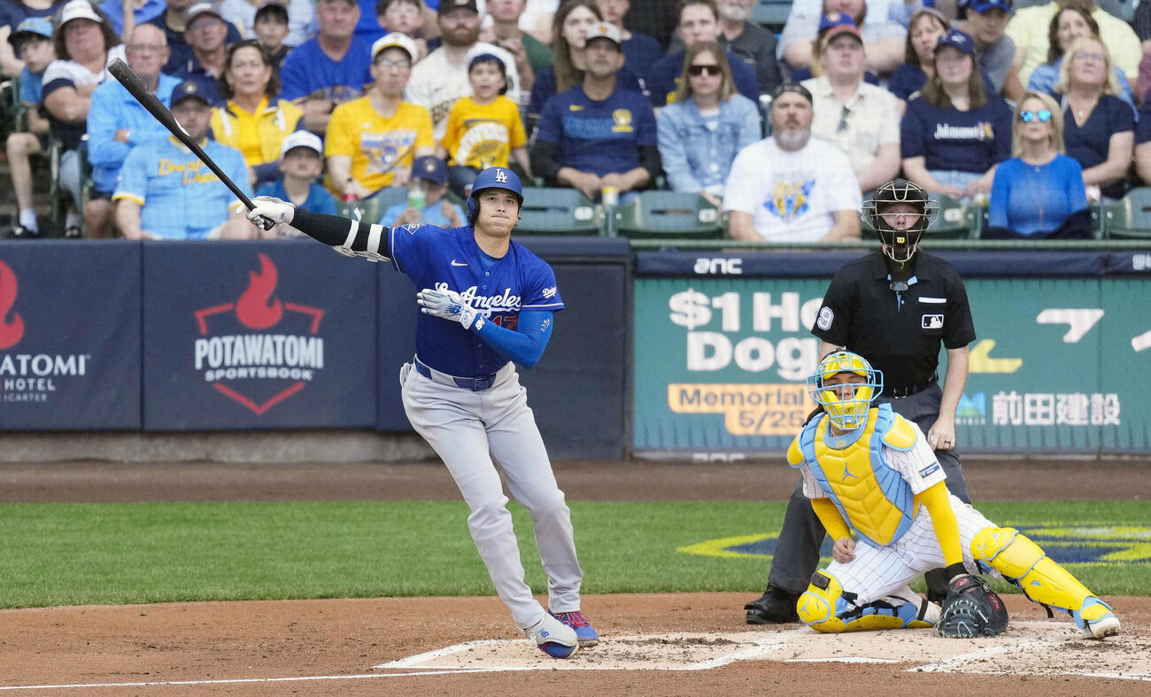 ブルワーズ戦の2回、左飛に倒れるドジャース・大谷＝ミルウォーキー（共同）